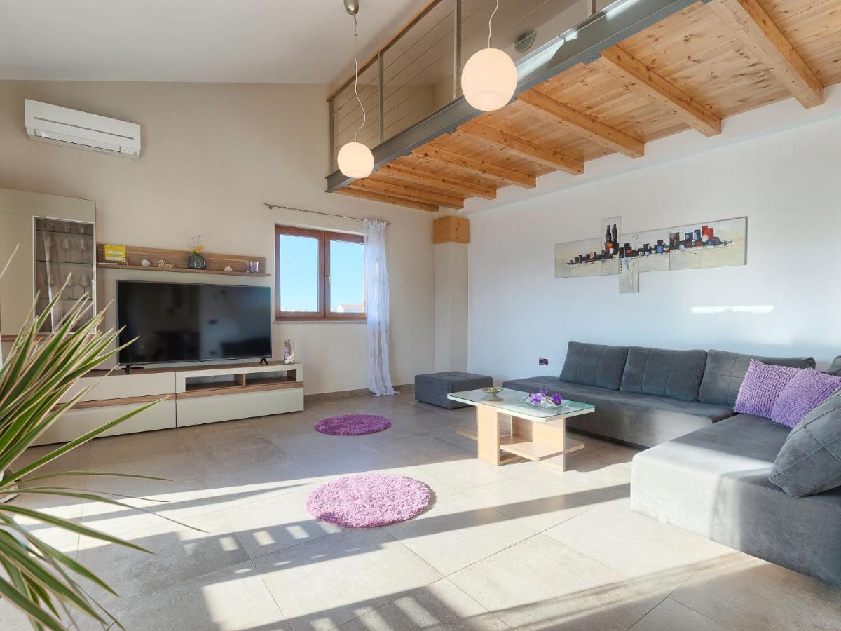 Linden Tree By Interhome Pula