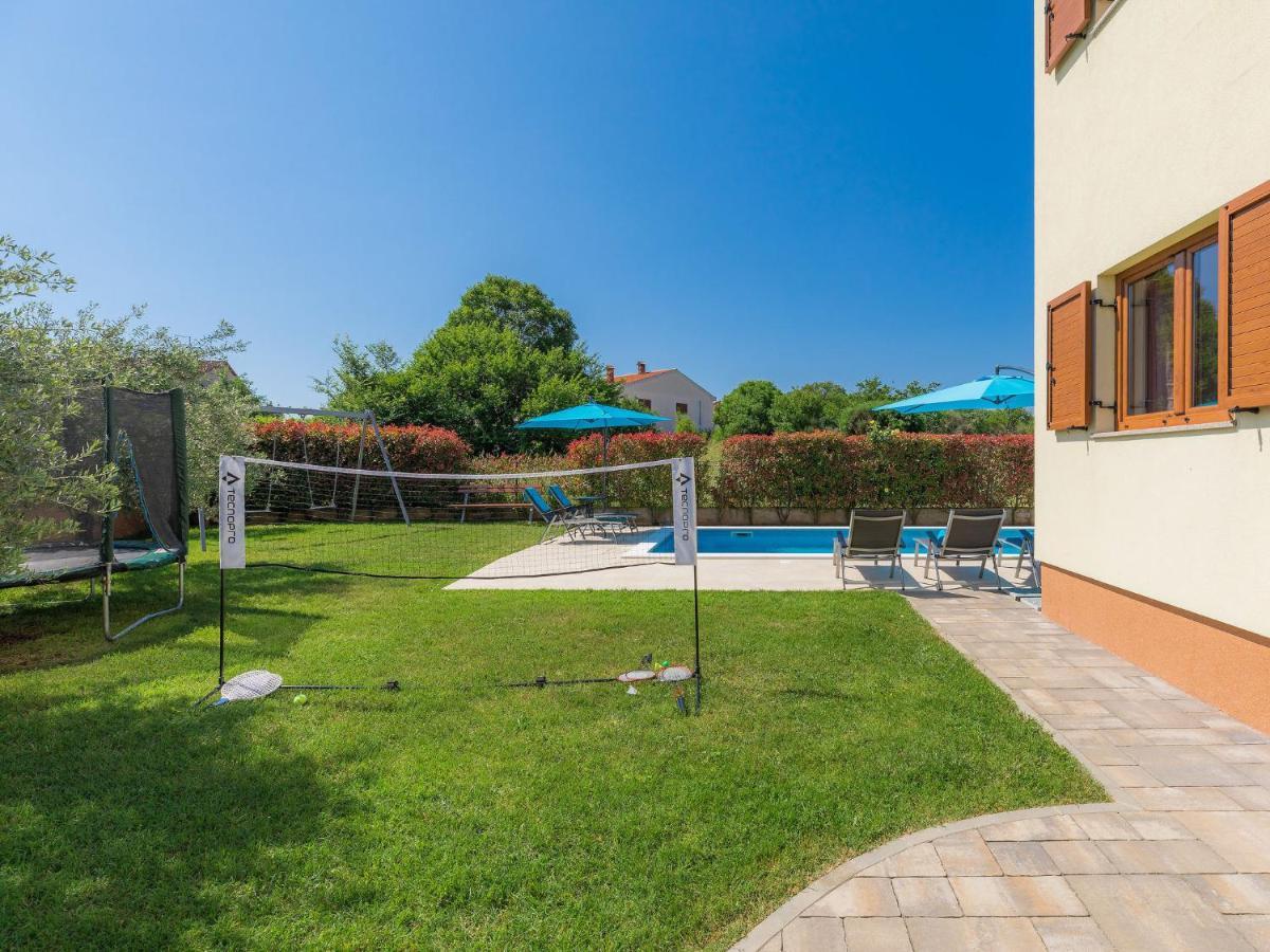 Linden Tree By Interhome * Pula