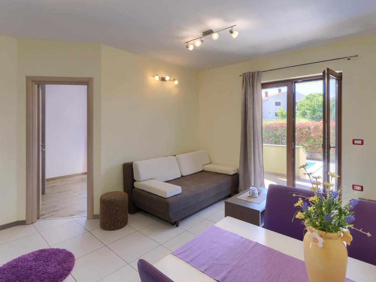 Linden Tree By Interhome * Pula