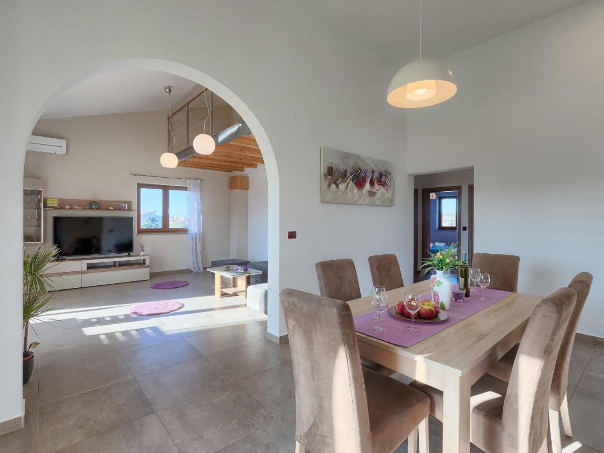 Linden Tree By Interhome * Pula